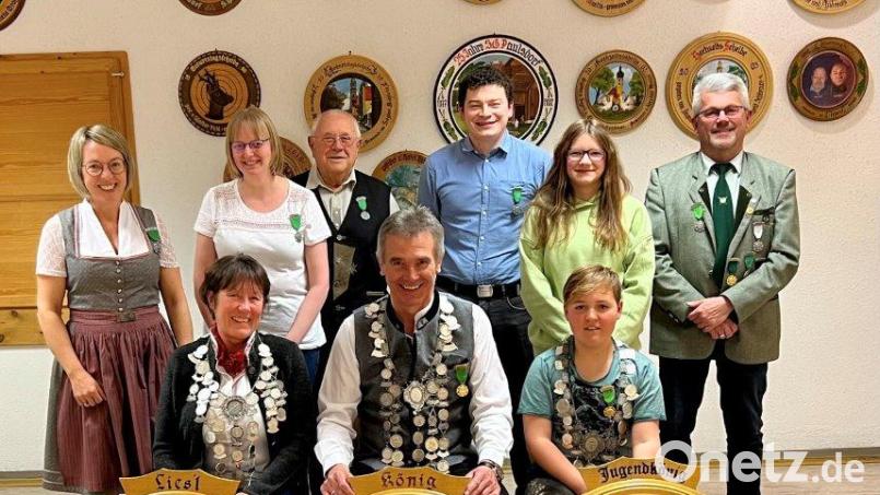 Die Schützengesellschaft Paulsdorf ernennt ihre neuen Würdenträger (hintere Reihe, von links): Susanne Reinwald, Tanja Singer, Günther Pichl, Michael Meiler, Viktoria Liegl und Schützenmeister Christian Schörner; vorn (von links): Klara Mulzer, Michael Mulzer und Jonas Reinwald. Bild: rst