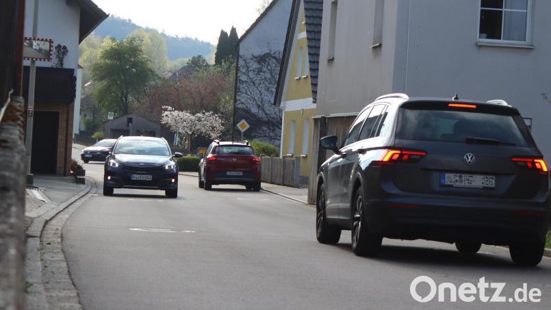 Für Fußgänger ist das Nadelöhr in der Peilsteiner Straße eine Herausforderung. Die Verkehrsschau hielt ein weitergehendes Tempolimit hier nicht für erforderlich. Bild: mfh
