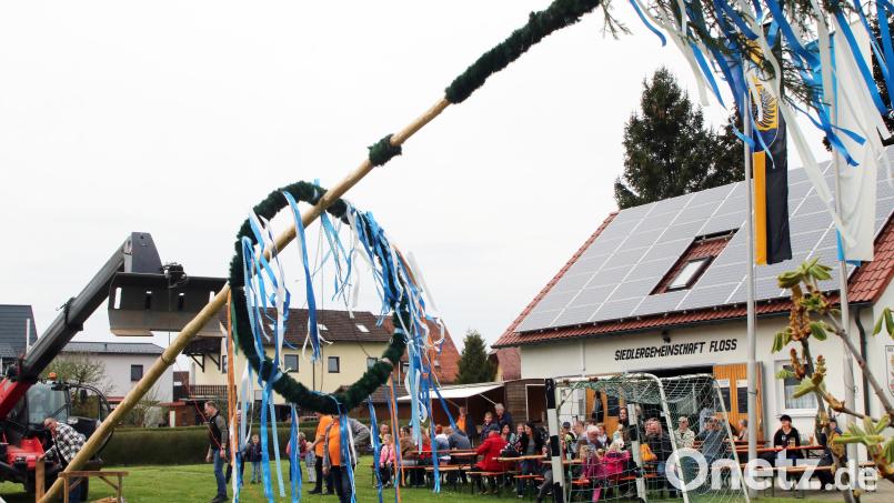 s dauerte nur wenige Minuten, bis der von der Marktgemeinde Floß spendierte Baum unter dem Applaus der Anwesenden in die Verankerung rutschte. Bild: lst/exb