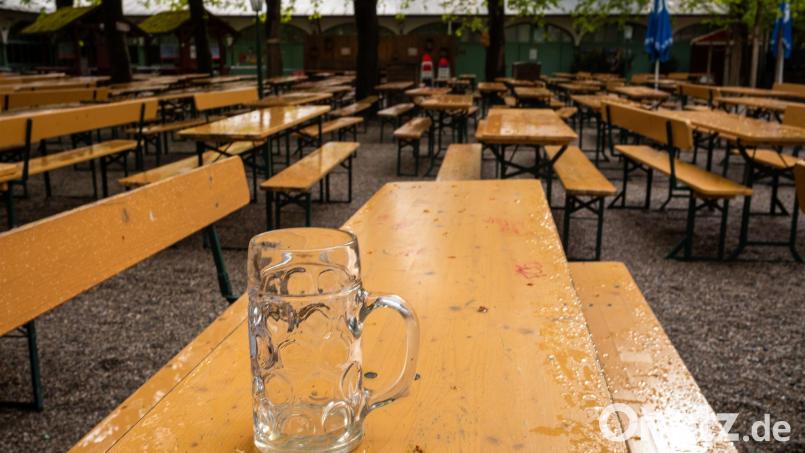 Die Polizei sucht nach einem Dieb, der auf dem Maibaumfest in Grafenwöhr zwei Bierbänke gestohlen hat. Symbolbild: Peter Kneffel/dpa/Symbolbild