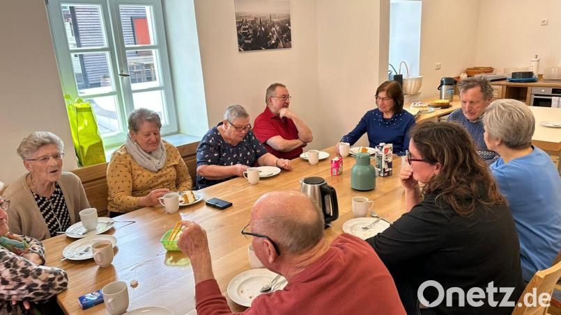 Das erste Seniorenkaffeetrinken im Mehrgenerationenhaus wurde gut angenommen. Bild: Roderer/exb