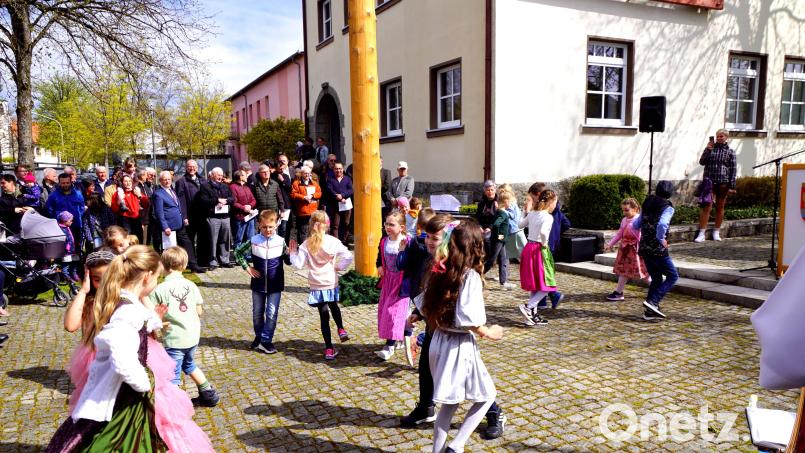 Fröhlich tanzten die Kinder um den Immenreuther Maibaum. Bild: bkr