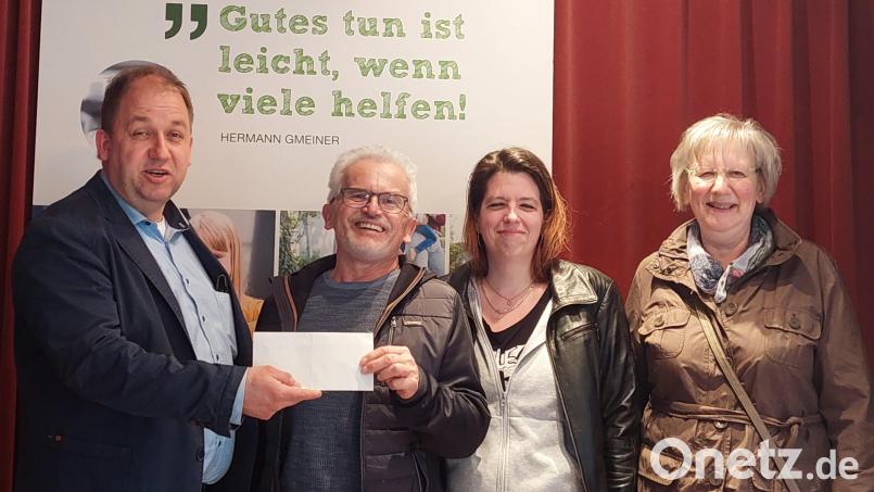 Holger Hassel (links) nimmt die Spende von Alfred Wulfänger, Sonja Lehner und Andrea Leicht (von links) entgegen. Bild: fz