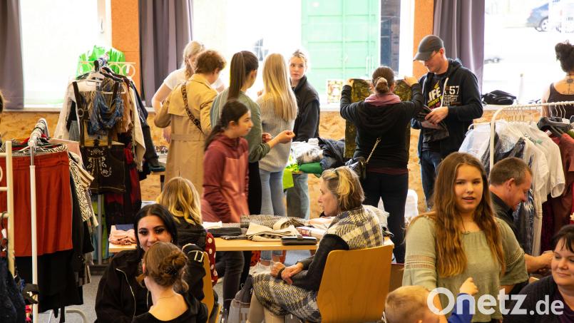Groß war der Andrang beim Mädchen-Flohmarkt im Mehrgenerationenhaus. Bild: Welnhofer/exb