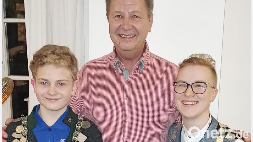 Bezirksjugendschützenkönig Michael Bauer (links) zusammen mit Gauschützenmeister Manfred Zölch und Bezirksdamenkönigin Sabrina Hößl. Bild: Martin Dietz/exb