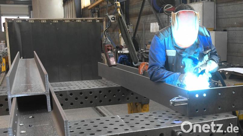 Ein Mitarbeiter der Forster Stahl- und Anlagenbau in Weiden schweißt an einer Stahlkonstruktion. Bild: Gabi Schönberger