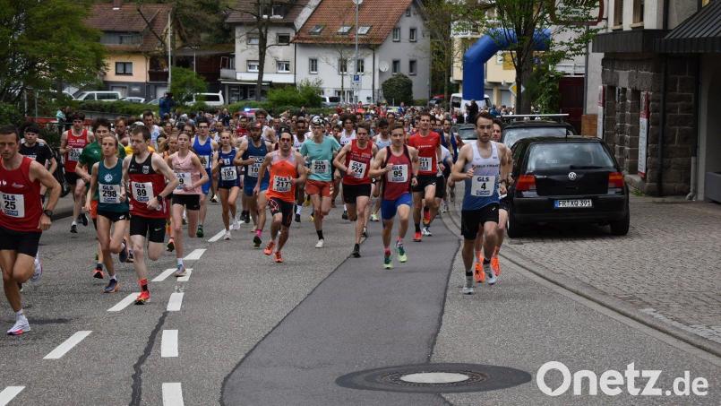 Maximilian Zeus (rechts, Nummer vier) hat bei der deutschen Berglauf-Meisterschaft den zweiten Platz belegt. Bild: Zeus