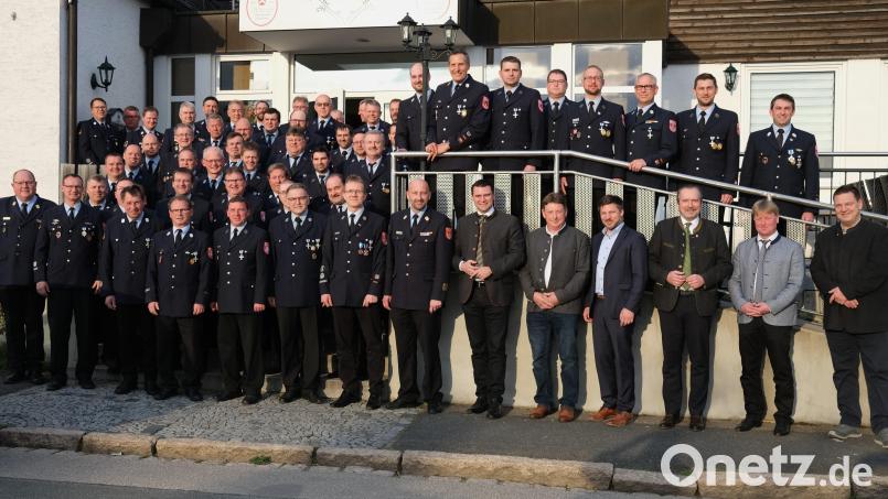 Landrat, Bürgermeister und Feuerwehrführung ehrten langjährige Kameraden für ihren aktiven Feuerwehrdienst. Bild: Hirsch