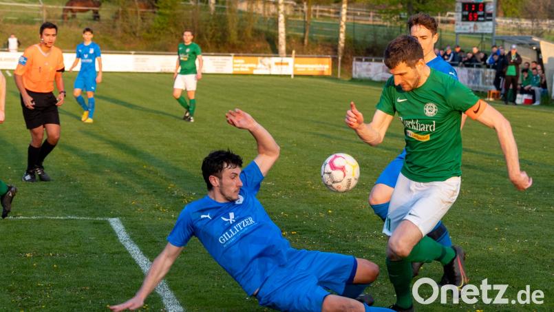 In letzter Not kann Schwarzhofens Christian Weiß (links) im Strafraum noch vor dem Wernberger Kapitän Christoph Lindner klären Bild: gud