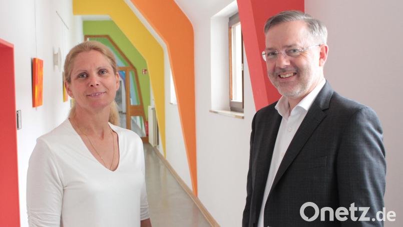 Der Vorstand der Kliniken Nordoberpfalz, Michael Hoffmann, freut sich darüber, dass mit Dr. Edit Lakatos eine ausgewiesene Expertin das Sozialpädiatrische Zentrum leitet. Bild: Kliniken Nordoberpfalz, Michael Reindl/exb