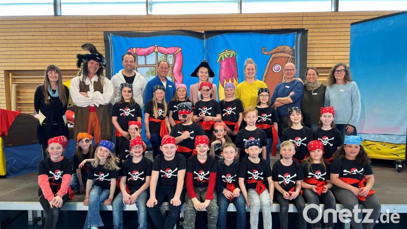 Die Preisträger: die Klasse 3/4a mit ihrer Lehrerin Lisa Boßle (Mitte, hinten mit Piratenhut). Bild:  Katja Dietzold/exb