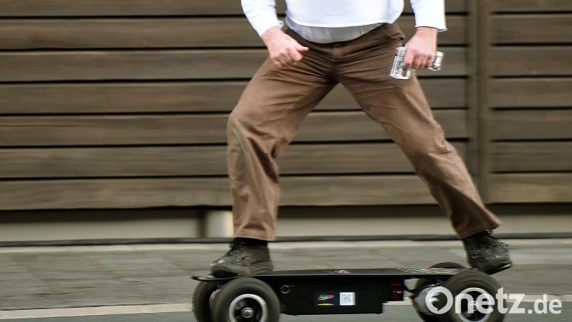 Bei E-Skateboards braucht man nicht anschieben. Genau dieser Umstand verriet einen 34-Jährigen in Amberg - die Polizei stoppte ihn. Symbolbild: Holger Hollemann