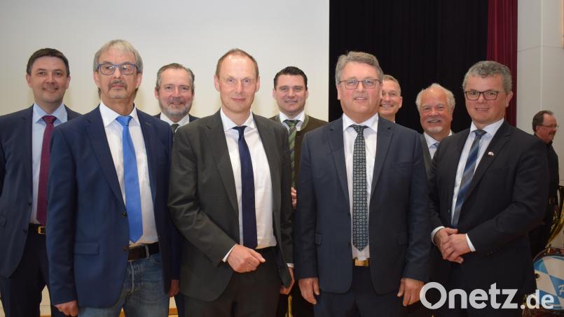 Zahlreiche Vertreter des öffentlichen Lebens begleiteten den Führungswechsel am Amt für Digitalisierung, Breitband und Vermessung Nabburg. Der Präsident des LDBV, Daniel Kleffel (Mitte), verabschiedete Ltd. Vermessungsdirektor Wilfried Knaut (vordere Reihe links) in den Ruhestand und führte Vermessungsdirektor Christian Schmitz (vordere Reihe Zweiter von rechts) in sein neues Amt ein. Bild: bnr