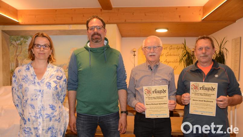 FWG-Vorsitzende Silvia Korsche-Ströhl ehrte für 20-jährige Mitgliedschaft bei der FWG Josef Burkhard und Richard Scheidler (von rechts). Alexander Mückl (Zweiter von links) ist neuer Kassier. Bild: bey