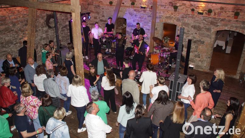 Mit ihrer Musik hatte die Coverband "ADAM" aus Köln die Gäste schnell auf der Tanzfläche. Bild: mmj