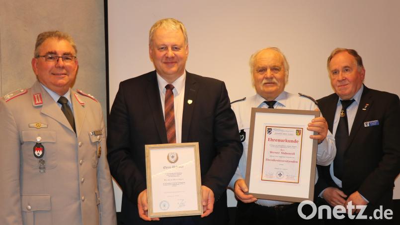 Kreisvorsitzender Norbert Bücherl (links) sowie Landesvizepräsident und Bezirksvorsitzender Horst Embacher (rechts) gratulierten Richard Reisinger (Zweiter von links) und Werner Stubenvoll (Zweiter von rechts). Bild: nbu