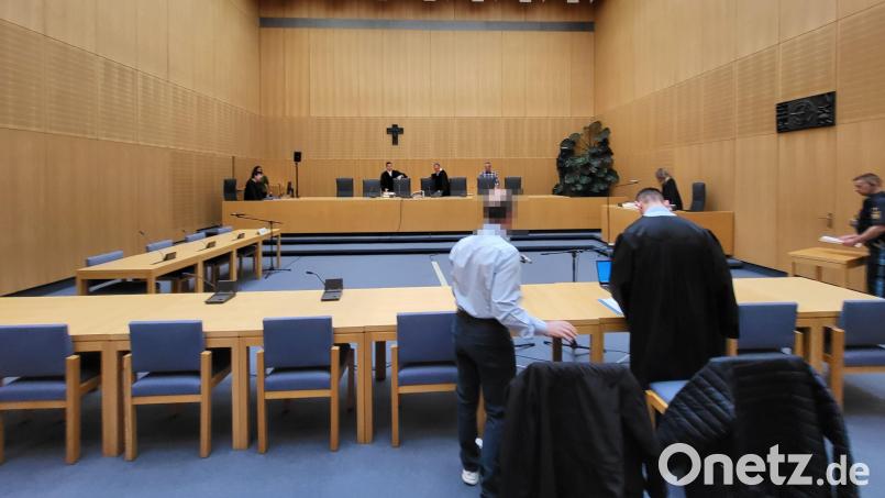 Am Dienstag begann vor dem Landgericht in Weiden der Prozess um schweren sexuellen Missbrauch. Der Angeklagte im Vordergrund mit seinem Verteidiger Matthias Haberl. Bild: Würth, Wolfgang