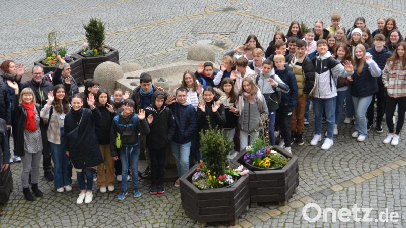 Eine Gruppe von 23 Schülern vom Collège Charles Péguy in Begleitung von Yoann Gouffreteau, Sophie Roy und der ehemaligen Schulleiterin Catherine Besnier reisten in die über 1200 Kilometer entfernte Partnerstadt, um die Freundschaft mit Realschülern aufzufrischen. Bürgermeister Andreas Wutzlhofer (links) empfing die Delegation vor dem Rathaus. Bild: dob
