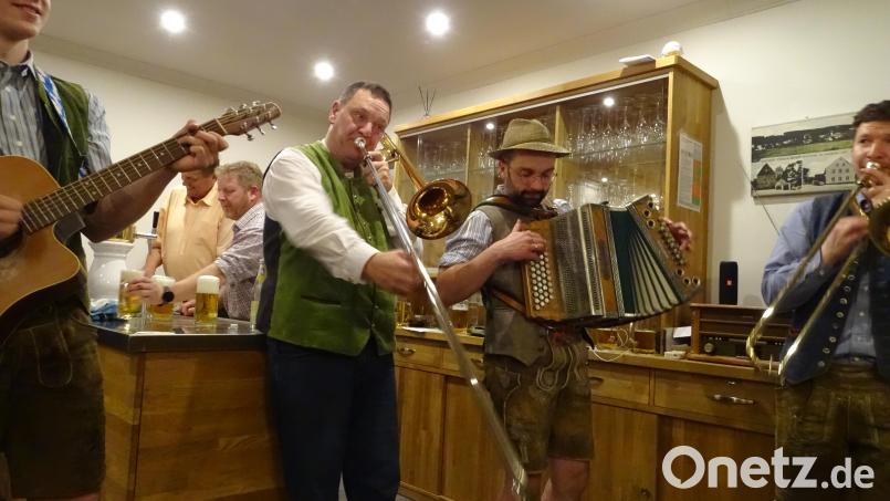 Dorfabend im Dorfwirtshaus mit dem Bürgermeister: Als Christian Ziegler (Zweiter von links) seine Posaune ausgepackt hatte, gab es ein Konzert zusammen mit den drei Männern der "Winterleit'n Muse". Bild: Houschka