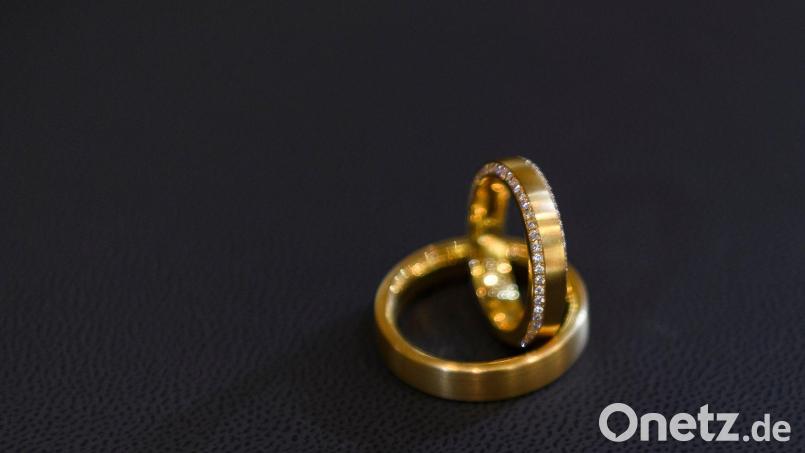 Erst beim Händewaschen bemerkte die Frau, dass ihr Schmuck verschwunden war. Symbolbild: Edith Geuppert/dpa