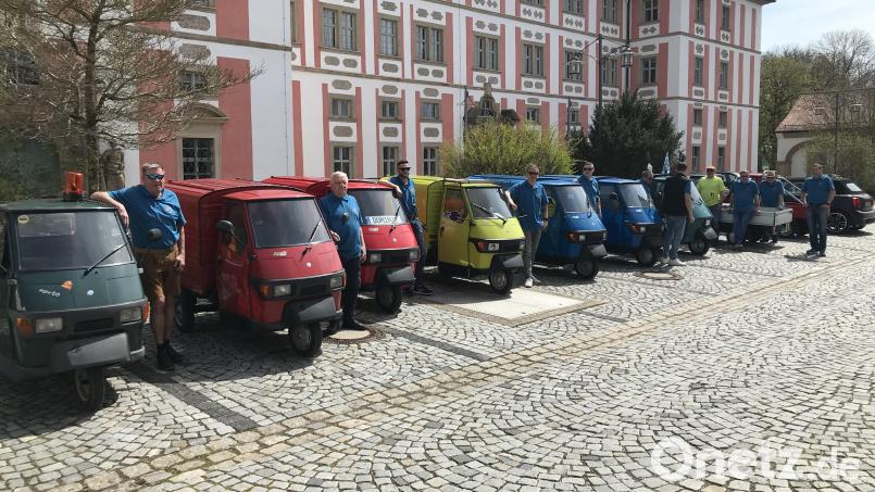 Die Ape-Stammtisch-Fahrer vor dem Kloster Speinshart Bild: bk