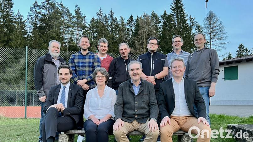 Der Vorstand des CSU-Ortsverbandes Theisseil; die maßgebenden Köpfe um den Vorsitzenden Karl Völkl (sitzend, Zweiter von rechts) bleiben im Amt. Bild: Eichl
