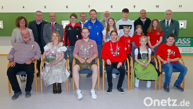 Herbert Stattnik, Ehrenpräsident des Oberpfälzer Schützenbundes, Zweiter Vizepräsident Wolfgang Bauer (hinten von rechts) sowie Krummennaabs Zweiter Bürgermeister Herbert Mattes (hinten links) gratulierten den neuen Königen des Schützengaus Steinwald (vorne von links) Werner Hirsch (Seniorenklasse), Cornelia Glaser (Schützenliesl), Pascal Pregler (Schützenklasse), Ludwig Denz (Jugend), Leonie Härtl (Schüler) und Luis Meißner (Bambini). Mit im Bild die jeweiligen Ritter sowie die Sportleitung des Schützengaus. Bild: bsc