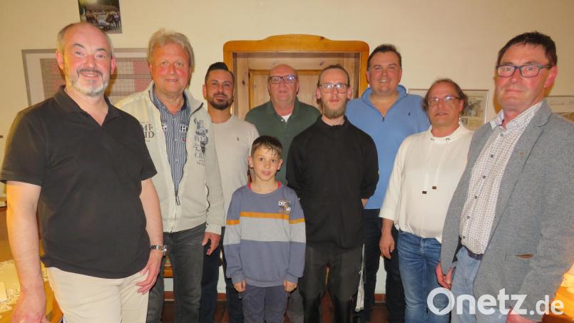 Mit Urkunden wurden die Mitglieder (von links) Peter Zupfer, Dieter Neubauer, Michael Kühnel, Martin Sußner, Patrick Hößl Alexander Korsche für ihre Treue von Vorsitzender Michaela Hausner (Zweite von rechts) ausgezeichnet. Stadtverbandsvorsitzender Wolfgang Schwarz (rechts) gratulierte. Bild: adj