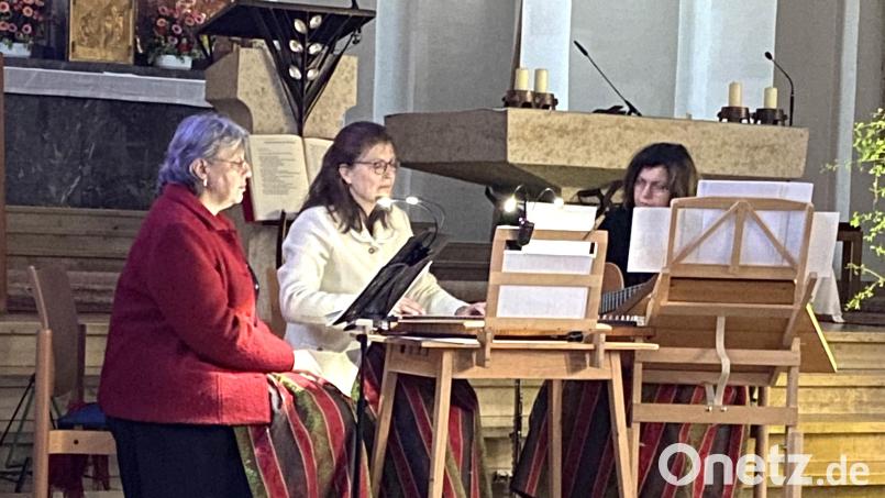 Margaret Bayer, Monika Bayer und Maria Spitzhirn eröffneten die Reihe der "Geistlichen Abendmusik" in der Marienkirche. Bild: Michael Koch/exb