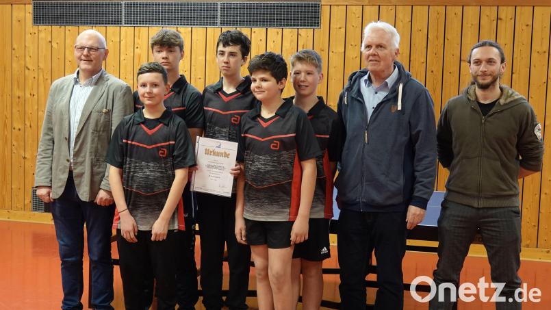 Die erfolgreiche Tischtennis-Jugendmannschaft des SC Eschenbach: (von links) Jugend-Bezirkswart Werner Riedl, Oliver Götz, Toni Biersack, Leon Distler, Luca Matteo Franco, Hannes Biersack, TT-Abteilungsleiter Dieter Sporr und Jugendtrainer Philipp Bayer. Bild: btb