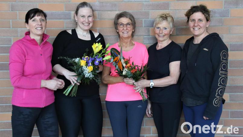Carina Deller (Zweite von links) übernahm die Leitung der Frauen-Fitness-Gruppe am Montag von Franziska Gradl (Mitte). Bild: Ibler/exb