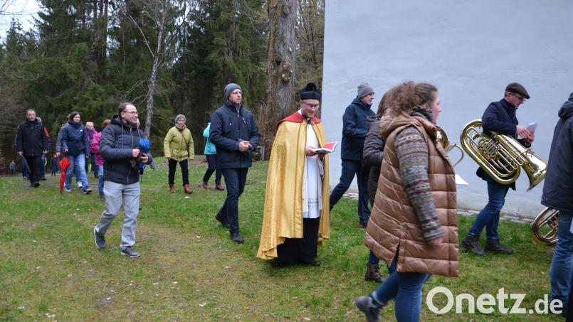 Zahlreiche Gläubige kommen zur St.-Markus-Prozession auf den Ulrichsberg. Bild: Siegfried Zeug/exb
