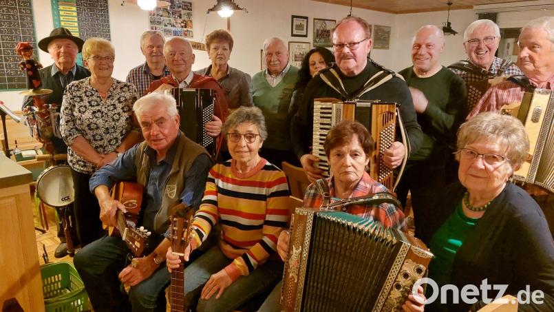 Sie bereicherten das Musikantentreffen in Premenreuth mit ihren Beiträgen: Josef Kämpf (sitzend, von links), Anni Konz, Traudl Reithmayer und Marianne Helm sowie (stehend, von links) Hans Riedl, Edeltraud Frank, Manfred Reithmayer, Wolfgang Hagen, Christa Böhm, Ludwig Schicker, Nicole Burdack, Hans Vogel, Hans Frank, Werner Heider und Klaus Konz. Bild: Egon Böhm/exb