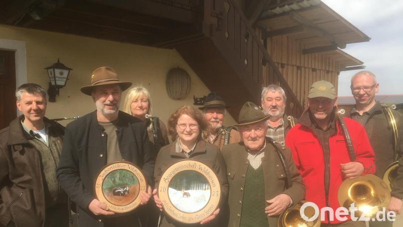 Den Beginn der Bockjagd feierte traditionell am 1. Mai die Hegegemeinschaft. Dabei wurden auch Schützenscheiben übergeben. Von links Stefan Standfest, Helmut Übelacker (mit der Scheibe für Christian Übelacker), Anita Standfest, Doris Sperrer, Joachim Vollmer, Norbert Fleißner, Hermann Nurtsch, Achim Grüner und Bernhard Stier. Bild: Norbert Fleißner/exb