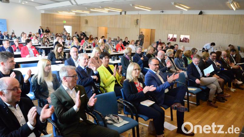 Über 110 Teilnehmer sind zur Bezirksdelegiertenversammlung des Bayerischen Lehrer- und Lehrerinnenverbandes in die Max-Reger-Halle gekommen. Bild: Kunz