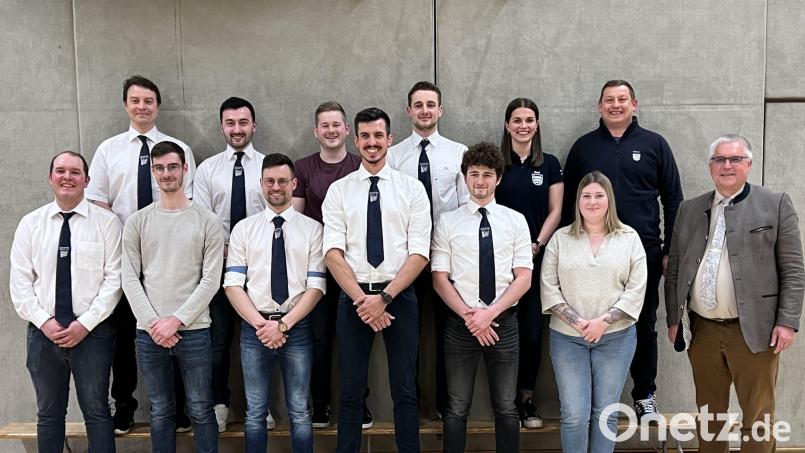 Der Kirwaverein Pfreimd wählte einen neuen Vorstand. Das Bild zeigt (obere Reihe von links) Richard Stich, Johannes Zeus, Sebastian Ruhland, Lukas Maier, Theresa Stubenvoll und Robert Fiedler sowie (untere Reihe von links) Alexander Igl, Nicolas Tröster, Christoph Birner, Andreas Igl, Tobias Ruhland, Eva Brunner und Bürgermeister Richard Tischler. Bild: Kirwaverein Pfreimd/exb