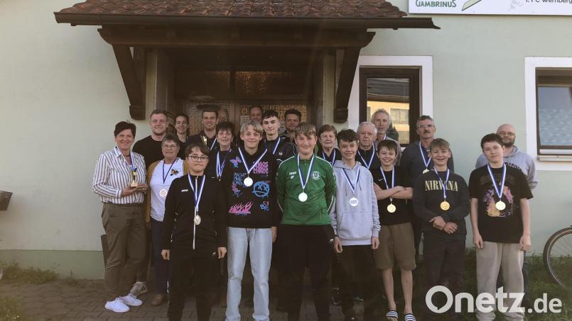 So sehen Sieger aus! Die erstplatzierten Teams durften sich über eine Medaille in Gold, Silber oder Bronze freuen. Zudem erhielten die besten Einzelspieler einen Pokal. Bild: mis