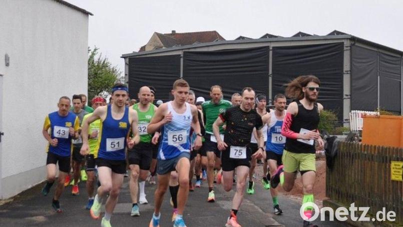 Die Läuferinnen und Läufer beim OVL-Cup in Wernberg kurz nach dem Start. Bild: exb
