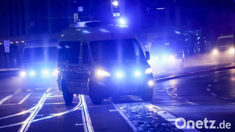 Die Polizei sichert einen Einsatzort. Symbolbild: Jan Woitas/dpa