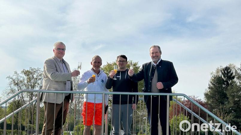 Richard Tischler, Bademeister Hubert Horn, Manuel Becker von der Wasserwacht Nabburg und Frank Zeitler (von links) stießen auf eine gute neue Freibadsaison in Perschen an. Bild: Marko Pammer/exb