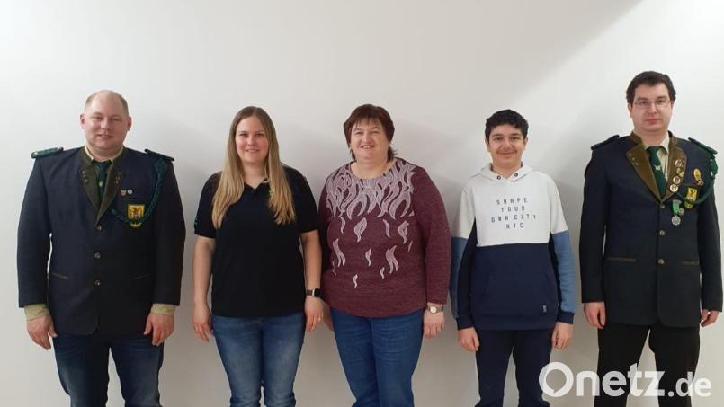 Schützenmeister Martin Alwang (von links) gratulierte Julia Schießl, Agnes Fuchs und Noah Schüller. Rechts im Bild Schießleiter Matthias Gresser. Bild: Hoch/exb