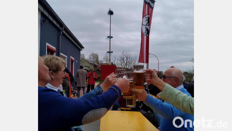 In Tännesberg stießen die Besucher kräftig auf den Maibaum an. Bild: rfi