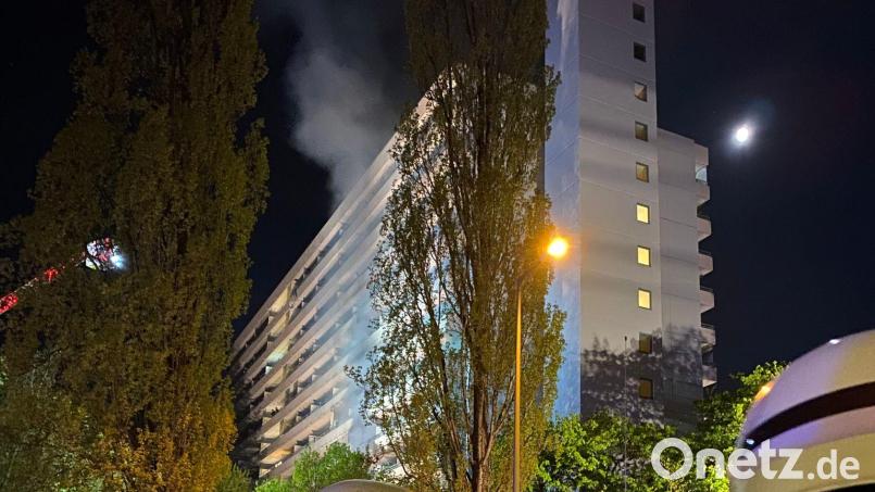 Einsatzkräfte der Feuerwehr beim Löschen eines Brandes in München. Bild: Feuerwehr München/dpa