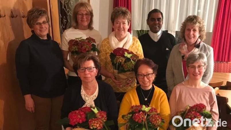 Neumitglieder sind (sitzend, von links) Angelika Bayerl, Marianne Fütterer und Angela König, geehrt wurden für 25 Jahre Monika Pirner und Regina Braun (stehend, Zweite und Dritte von links). Für ihre Treue dankten Irene Ritter (stehend, links) sowie Vorsitzende Anni König und Pfarrer Julius (stehend, von rechts). Bild: exa