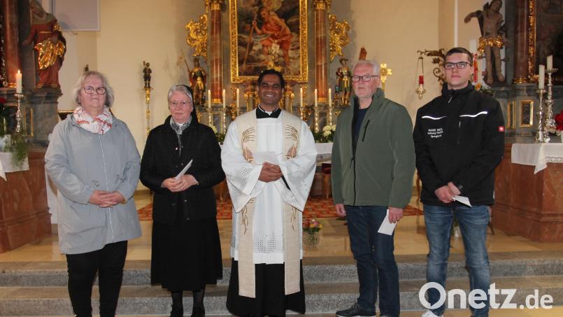 Über die von Helga Essler (links) übergebenen Spenden freuen sich Schwester Bonita, Pfarrer John Subash Vincent, Josef Meckl und Hannes Zetzl (weiter von links). Bild: pi