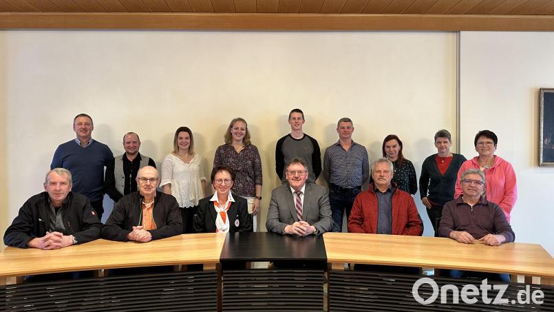 Viele langjährige Blutspender werden bei einer Feierstunde im Vilsecker Rathaus für ihr Engagement geehrt (vorn, von links): Helmut Paulus, Herbert Grollmisch, Brigitte Ringelstetter vom Blutspendedienst Vilseck, Bürgermeister Hans-Martin Schertl, Reinhold Ertl und Gerhard Hentschke; hinten (von links): Markus Schertl, Martin Ströhl, Julia Schertl, Katharina Kreuzer, Josef Trummer, Florian Trummer, Nicole Williams, Sonja Meyer und Hannelore Kredler. Bild: Stefanie Gradl