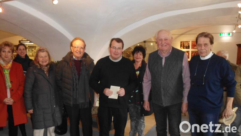 Bei der Finissage der Ausstellung „Hirschau – Keramik – Figuren“ bedankte sich der Gründer des Festspielvereins Altbürgermeister Hans Drexler (Zweiter von rechts) beim Initiator Pfarrer Klaus Haußmann. (Vierter von rechts) mit einem kleinen Präsent. Bei der Organisation der Ausstellung hatte der Sammler Carlo Herpich (rechts) engagiert mitgeholfen. Bild: u