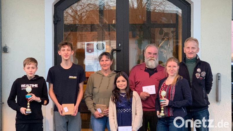 Herbert Rieß und Natalie Rudolph zeichneten mit Manfred Kauper, Jasmin Selmi, Irene Bauer, Kai Müller und Lukas Rieß (stellvertretend für Laura Rieß, von rechts) die besten Schützen beim Osterschießen mit Pokalen und Gutscheinen aus. Bild: whü
