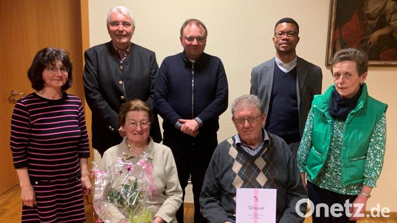 Ingrid Sischka wurde für 60 Jahre Treue und Alois Unterburger (vorne von links) für 40 Jahre Mitgliedschaft bei der KAB geehrt. Ihnen gratulierten (hinten von links) Margit Hopperdietzel, Josef Hecht, Pfarrer Markus Bruckner, Kaplan Justin Kishimbe und Vorsitzende Claudia Porst. Bild: mez