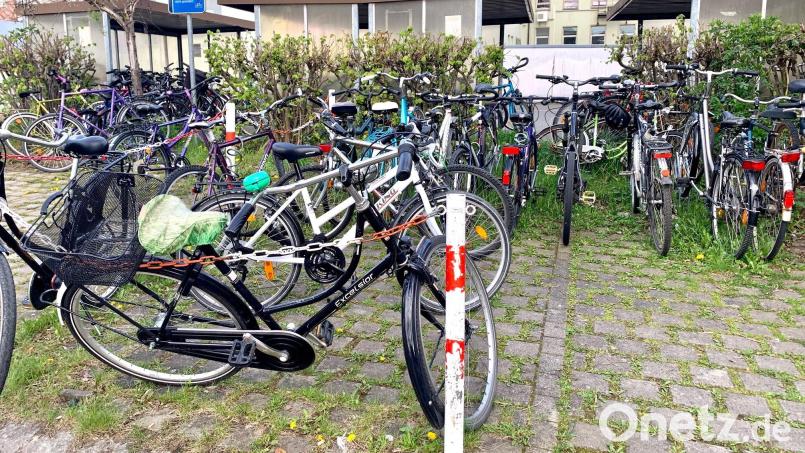 Der Abstellplatz für Fahrräder am Bahnhof in Weiden ist oft überfüllt. Bis sich etwas ändert, wird es aber wohl noch etwas dauern. Die Stadt wartet auch auf Aussagen der Bahn. Bild: Gabi Schönberger